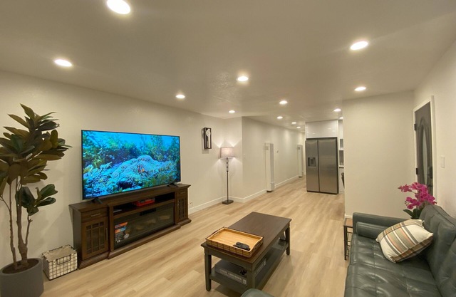 Elegant Beachside 2B1B Retreat Newly Renovated Free Parking 15min SF/SFO