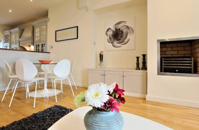 Elegant City Centre Regency Townhouse with Patio
