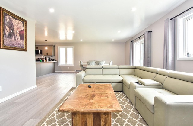 Elegant cozy 3 bedrooms, 2 bathrooms home with 1 King bed, 2 Queen beds