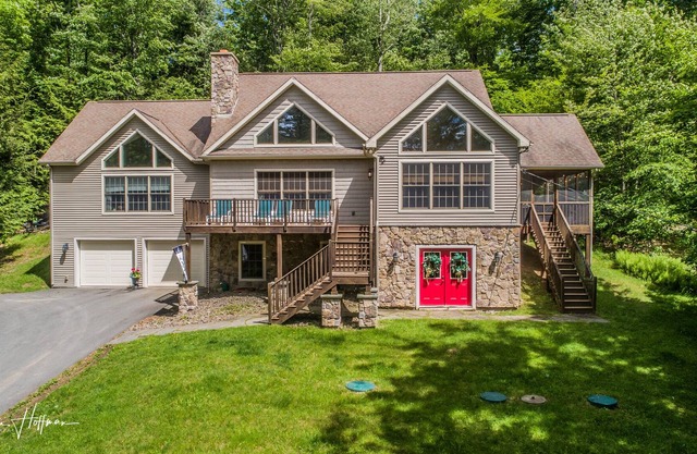 Elegant & Grand 4 BR/3 Bath Home w/ Lake & Dock in Poconos Near Honesdale, PA