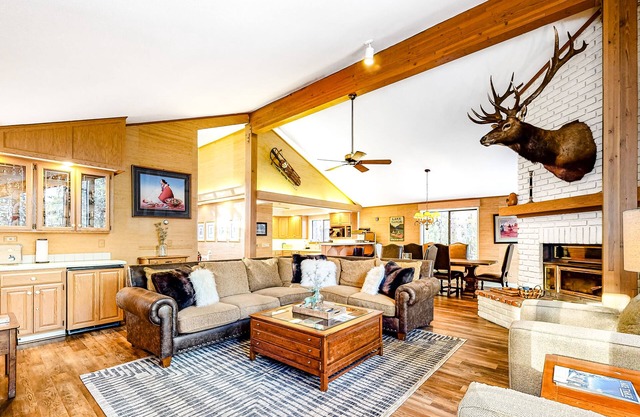 Elegant Home with Jetted Tub - 2 blocks from Tahoe Pines Beach
