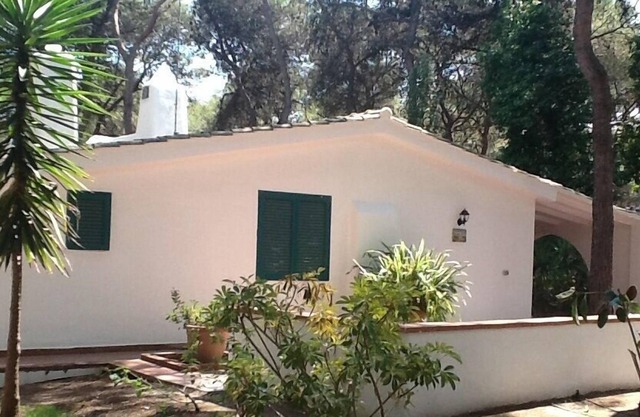 Elegant villa surrounded by greenery. 2 golf courses 18 holes. Private beach