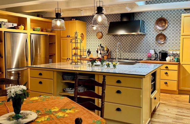 Elegant King Size Suite in Historic Hendersonville Home With Gourmet Breakfast