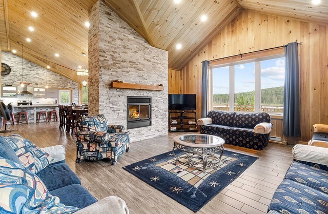 Elegant Lake Front Chalet near Mont-Tremblant. SPA, pool table, BBQ, trampoline