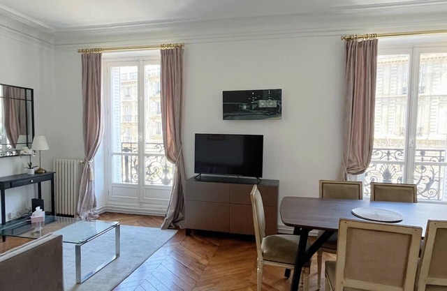 Elegant Parisian apt w/balcony - Saint-Lazare