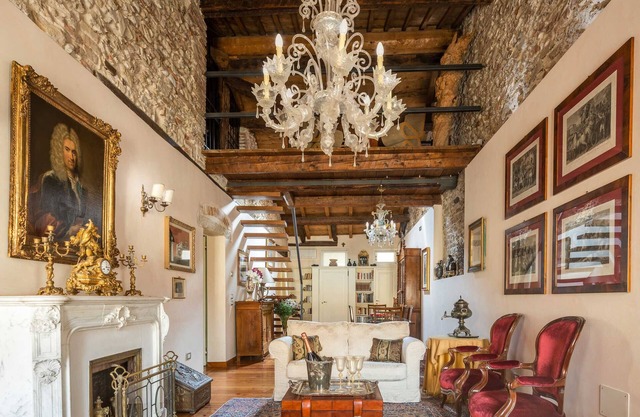 Elegant Penthouse with a View of the Historic Center of Asolo