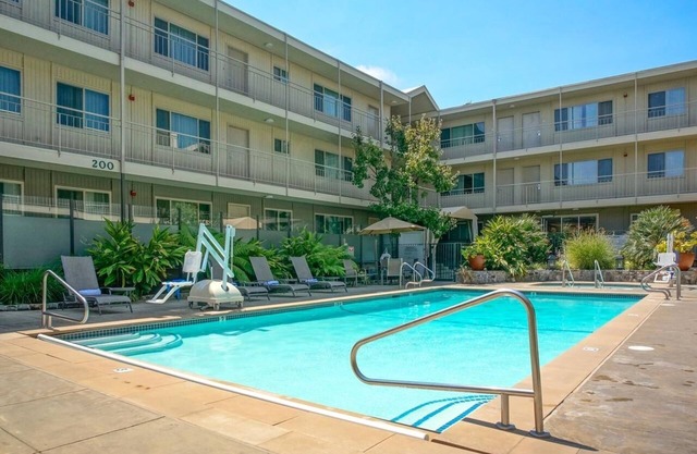 Elegant Retreat | Near Golden Gate | Outdoor Pool | Free Parking | BBQ Area