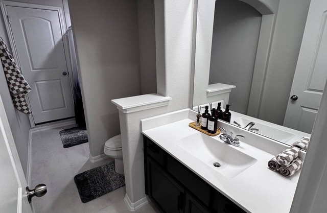 Elegant Room in welcoming Cypress with Wi-Fi, AC