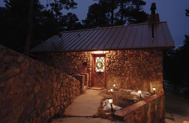 Elegant Stone Cottage by Pikes Peak