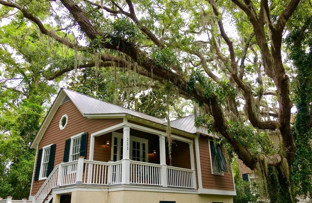 Elegant St. Simons Island Honeymoon Beach Cottage near Pier Village