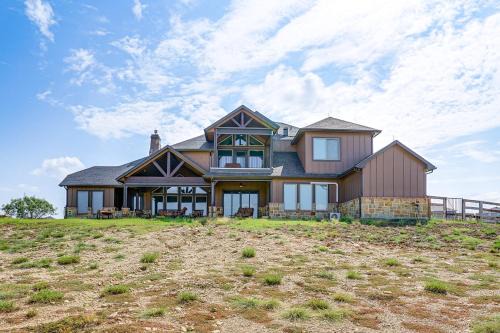 Elegant Sunset Meadow Ranch in Texas with Hot Tub