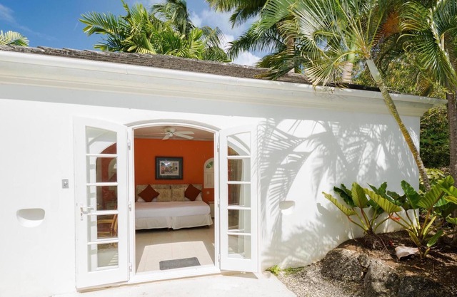Elegant Three Bedroom Villa in Forest Hills