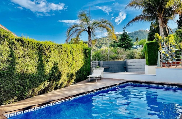 Elegante Casa con Piscina, Sauna, Gimnasio y A/C a 25 km de Barcelona