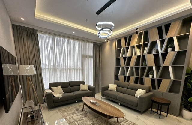 Elegantly decorated 2 bed 3 bath luxury apartment within 5 min walk to Starbucks