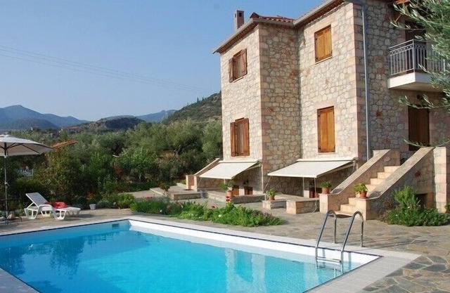 'Eleonas Houses' traditional villas with swimming pool in Kardamyli