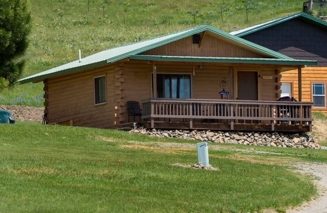 Elk Cabin sleeps 4, Rustic Charm with Breathtaking Views of Beartooth Mountains