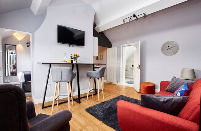 EMA Apt. Spacious & Stylish, Health Club Access
