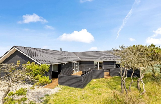 "Emeli" - 400m from the sea by Interhome