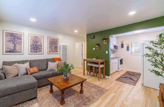 Emerald Escape - UNR & Pet Friendly - Fenced Yard