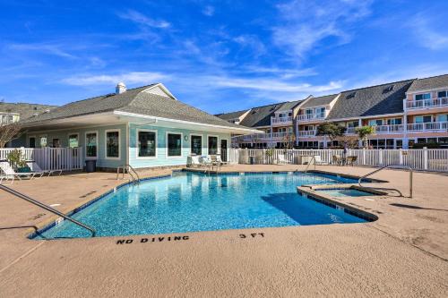 Emerald Isle Condo Near Beach with Screened Porch!