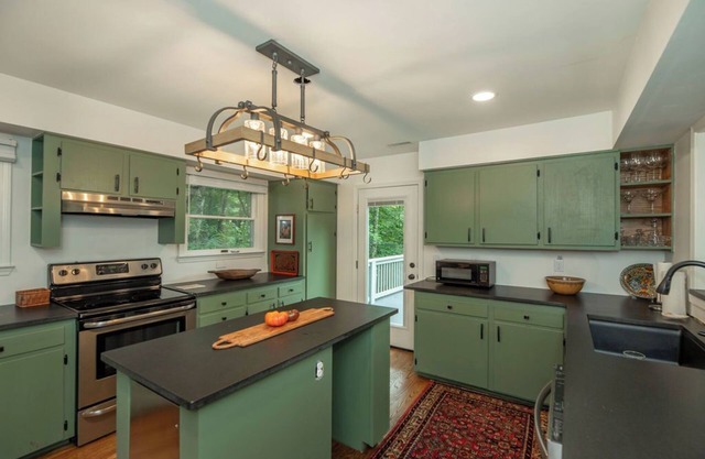 Emerald Lake-Private-Lakefront-Families-Sleeps 20