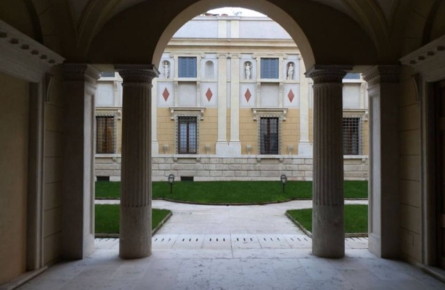 Emilei- VERONA JOURNEYS WITH BALCONY AND PARKING