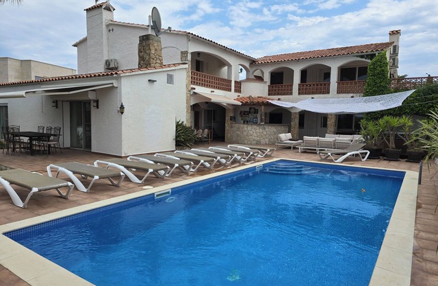 Empuriabrava, Villa canal, 8 bedrooms air-conditioned, 18 people, 5 bathrooms, pool, jacuzzi, 25m quay.