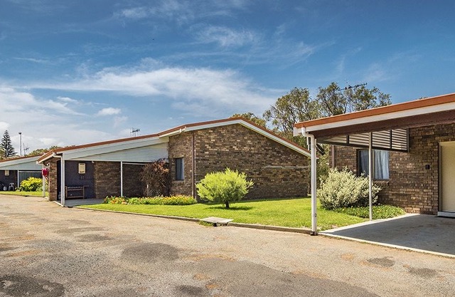 Emu Beach Chalets