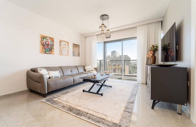 Enchanting 2 Bedroom In Best Location/Parking