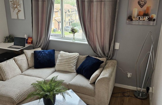Enchanting Enfield Studio free parking