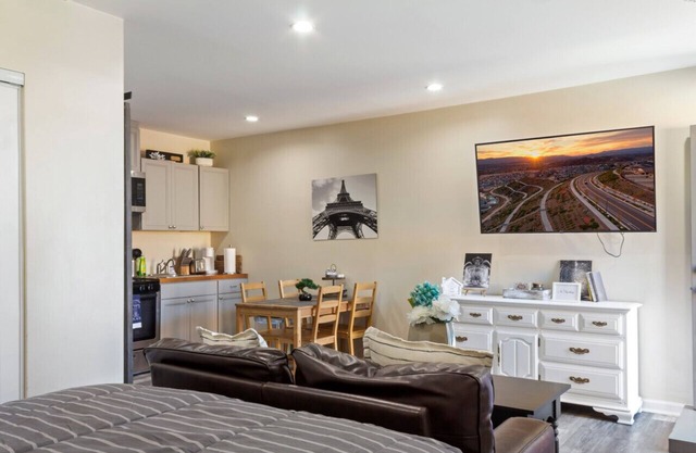 Enchanting suite nestled in quaint Santa Clarita!