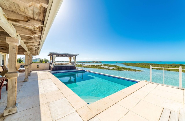 Endless Ocean Views, Amazing sunsets, pool,kayaks, pool table and games!