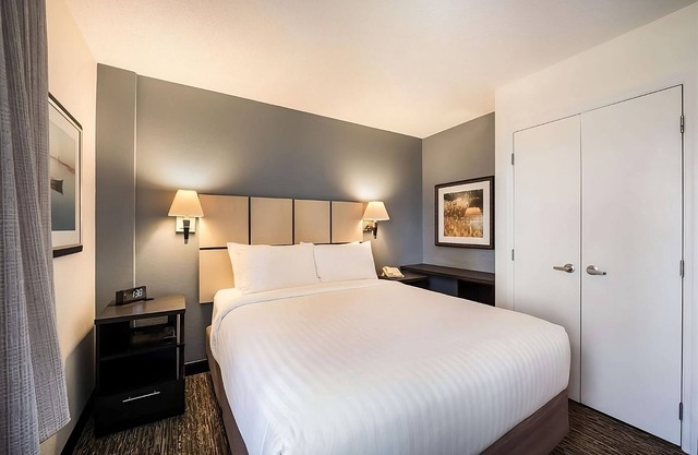 Enjoy a Hassle-Free Stay, Kitchen Pet-Friendly Property, Near Asylum Skate Park