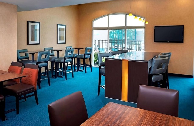 Enjoy a Hassle-Free Stay! Close to Freedom Hill Amphitheatre, Free Breakfast!