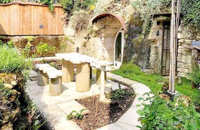 Enjoy a relaxing vacation in this inviting troglodyte house in a beautiful landscape.