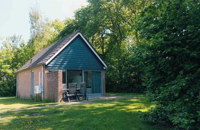 Enjoy a relaxing stay in Bungalow IJssel for 4 people at De Sallandshoeve Holiday Park, surrounded by nature and the beauty of Sallandse Heuvelrug.