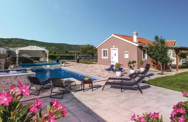 Enjoy a relaxing vacation in the middle of an enchanting natural landscape.