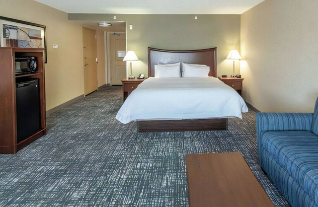 Enjoy Great Comfort in Lovely Room! W/ Sofa Bed