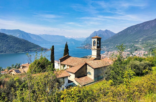 Enjoy the beautiful view of the countryside and this comfortable vacation apartment.