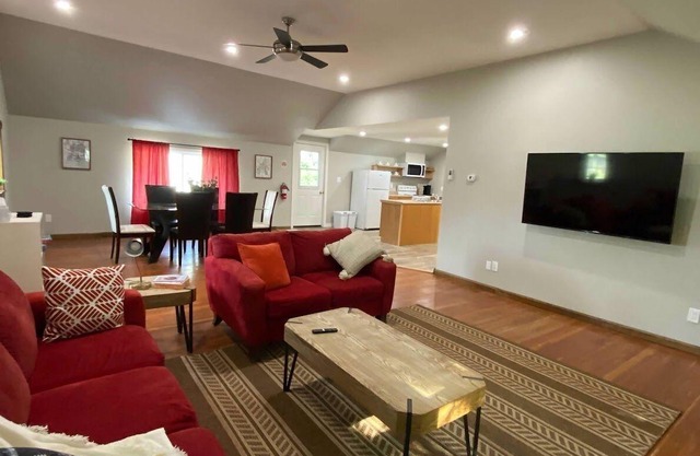 ENTIRE 2-BEDROOM TOWNHOUSE ON A RUSTIC FARM, 20 Minutes from GrandBend!