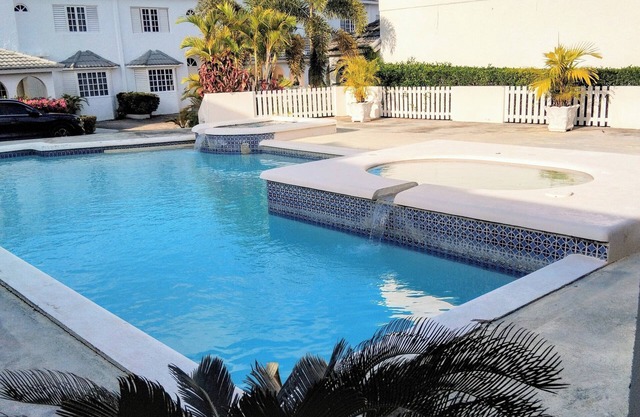 Entire 3-bedroom townhouse near airport, beach, restaurants and shopping