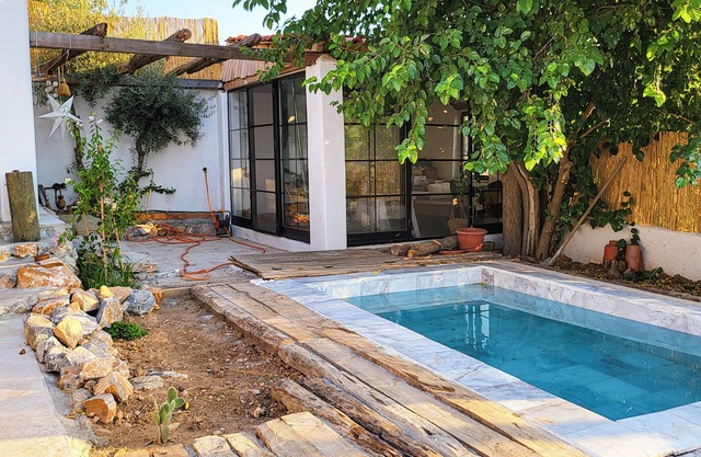 Entire floor w 2-bedroom in Milas with WiFi, AC.&Private pool.