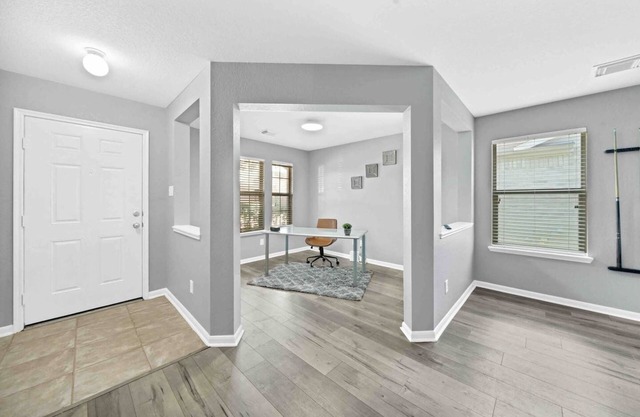 Entire Home w/King Bed, Pool table, 65 in smart TV, Jacuzzi bath