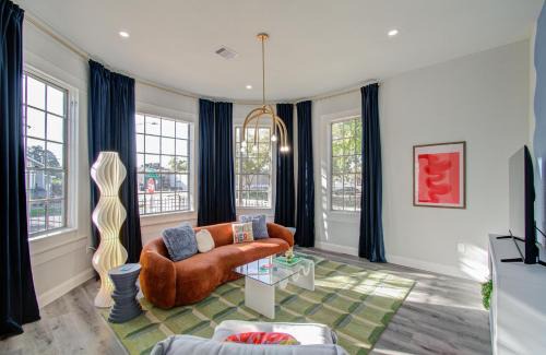 Entire House 10 min from Downtown with Fire Pit and Outdoor Theater