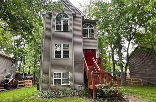 Entire house on quiet street w/fenced yard—1 block from river, 3 from bay