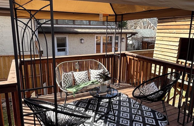Entire house with 5 bedrooms across BU