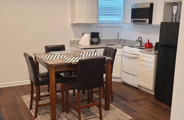 Entire Lovely Apt* 5 Miles to EWR* Free Parking