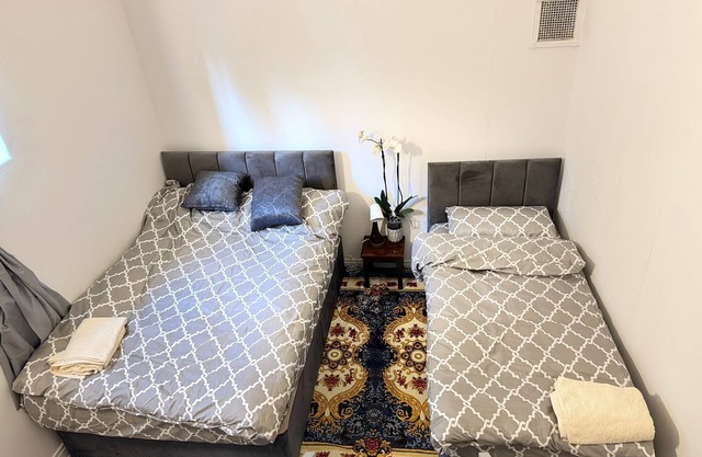 Entire Studio with 3 beds -20 mins from London Bridge and London Gatwick Airport