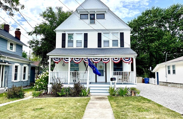 ENTIRE UNIT: Charming Century Home in Harbour town