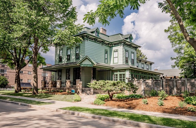 Entire Victorian Mansion - Near Main St & Farmer’s Mkt - Sleeps12